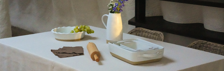 Thoughtfully designed ceramic baking pans for cakes, tarts, and everyday bakes. Clean lines, even heat, and calm colors that move easily from oven to table.