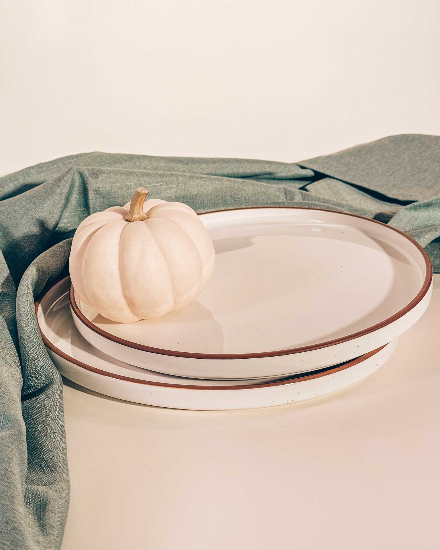 Rimmed & Flat Dinner Plates - Thumbnail 3