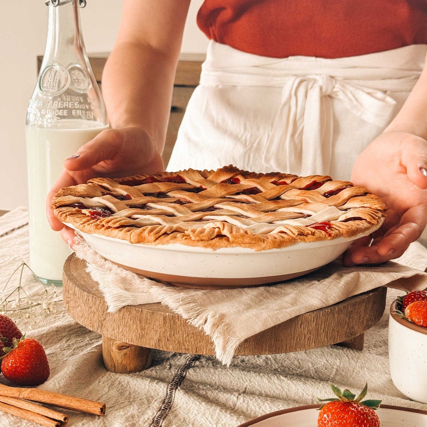 MORA CERAMICS Kitchen & Dining Shallow Pie Pan Set of 2 - 9in - Vanilla White